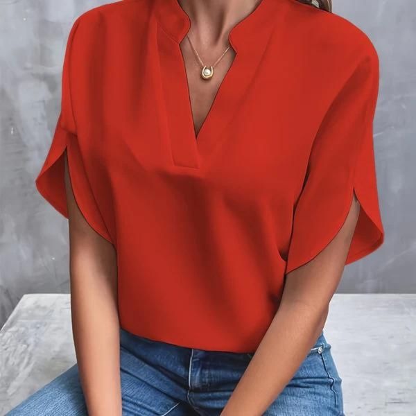 "Let og elegant damebluse med alsidig stil, perfekt pasform og fås i flere farver som lysegrøn og guld."
