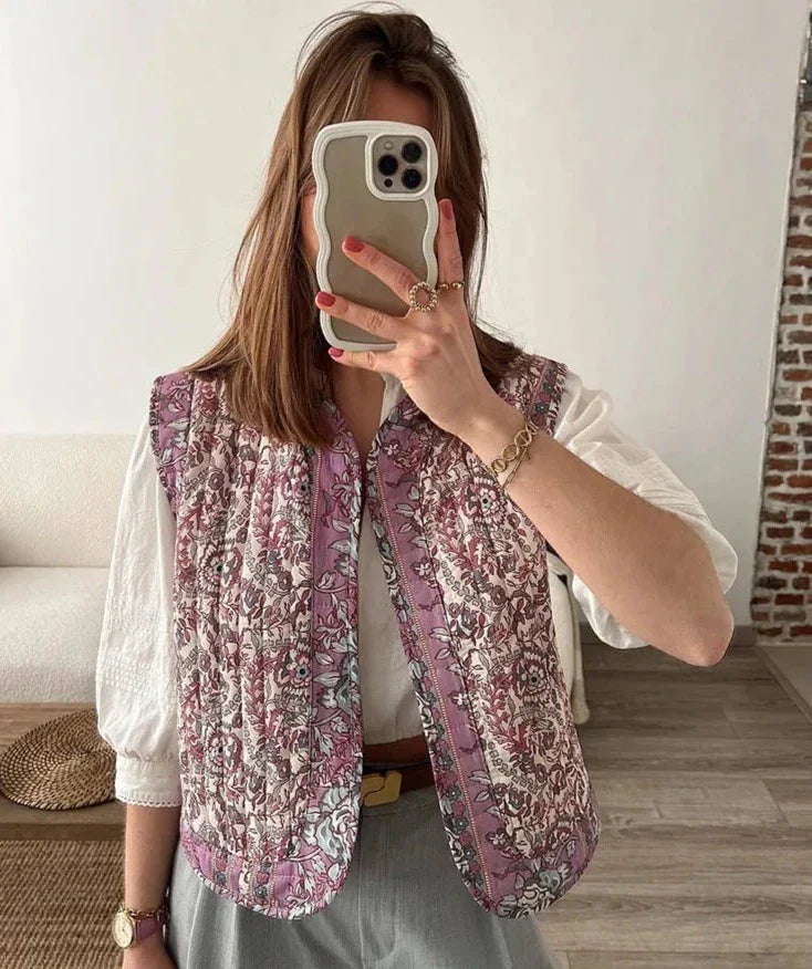 Let quiltet kvindevest uden ærmer, ideel til lag-på-lag-styling, med raffineret design for hverdag og fest.