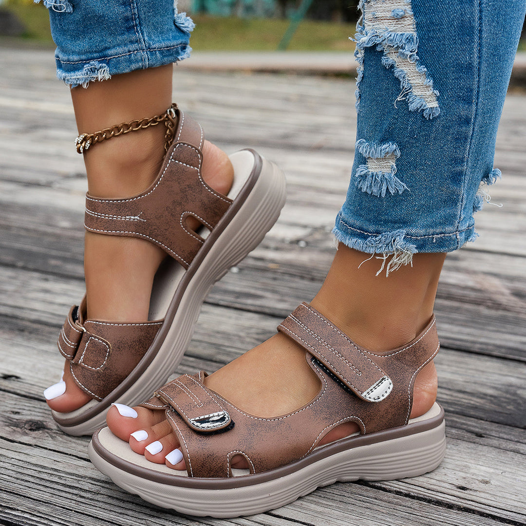 Lette kvinders ortopædiske velcro-sandaler med ergonomisk sål og åndbart design for optimal komfort.