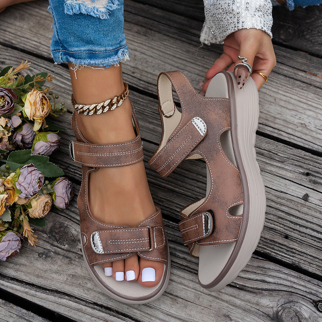 Lette kvinders ortopædiske velcro-sandaler med ergonomisk sål og åndbart design for optimal komfort.