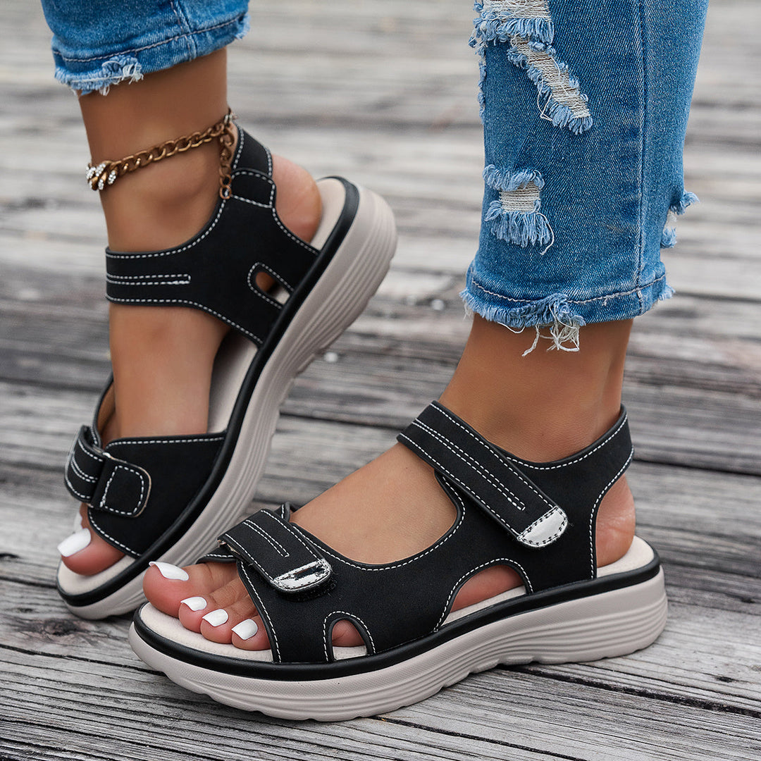 Lette kvinders ortopædiske velcro-sandaler med ergonomisk sål og åndbart design for optimal komfort.