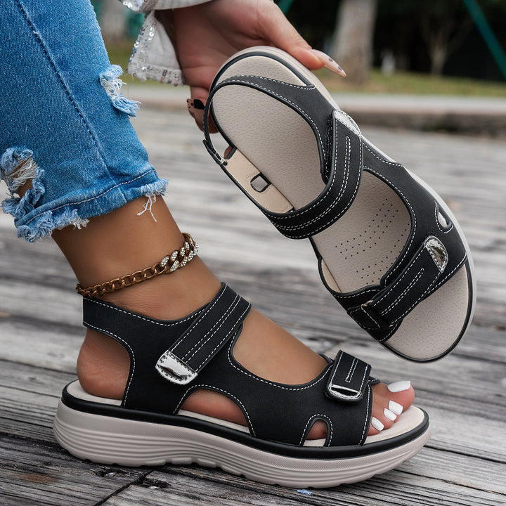 Lette kvinders ortopædiske velcro-sandaler med ergonomisk sål og åndbart design for optimal komfort.