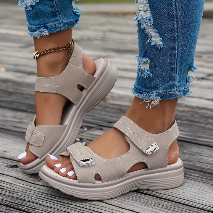 Lette kvinders ortopædiske velcro-sandaler med ergonomisk sål og åndbart design for optimal komfort.