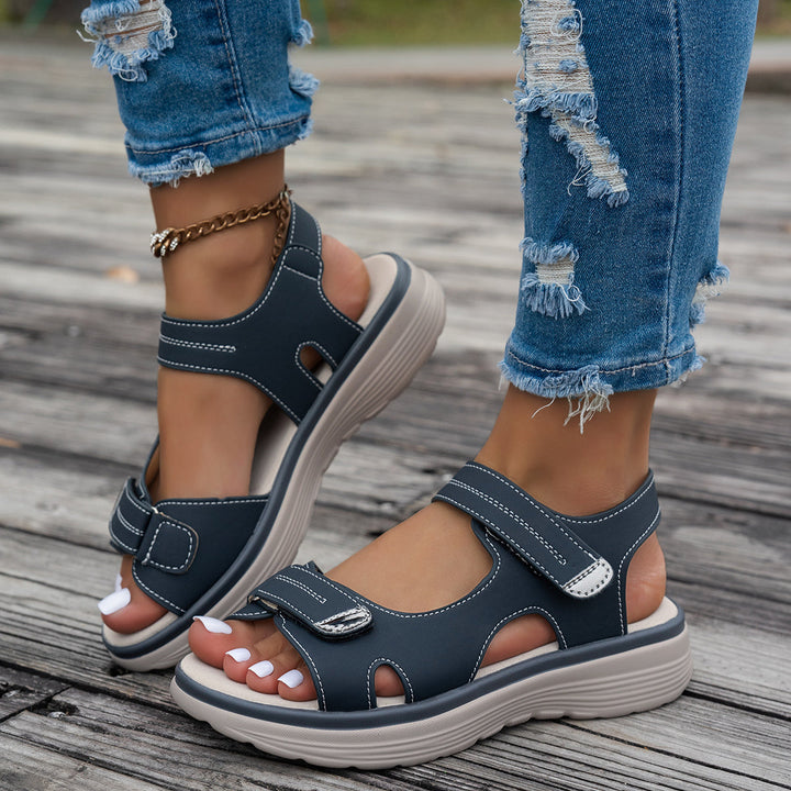 Lette kvinders ortopædiske velcro-sandaler med ergonomisk sål og åndbart design for optimal komfort.