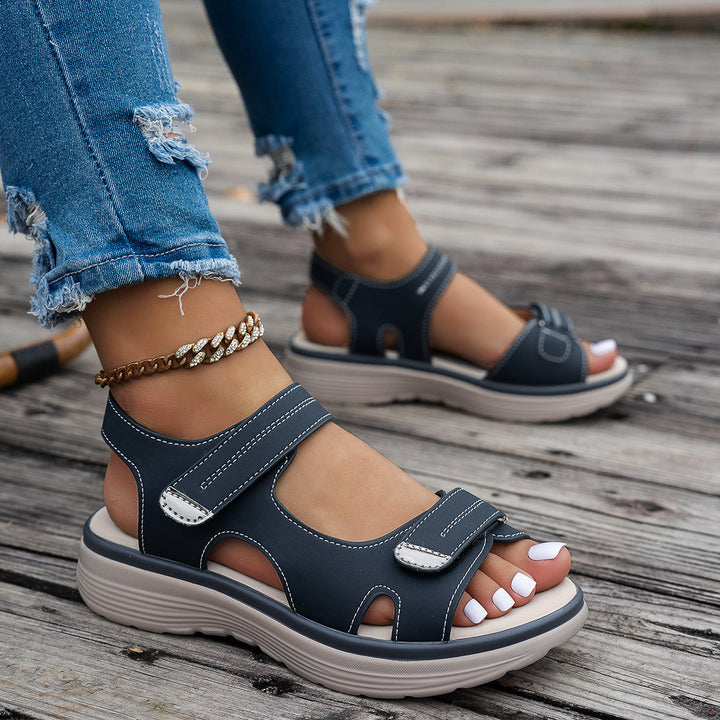 Lette kvinders ortopædiske velcro-sandaler med ergonomisk sål og åndbart design for optimal komfort.