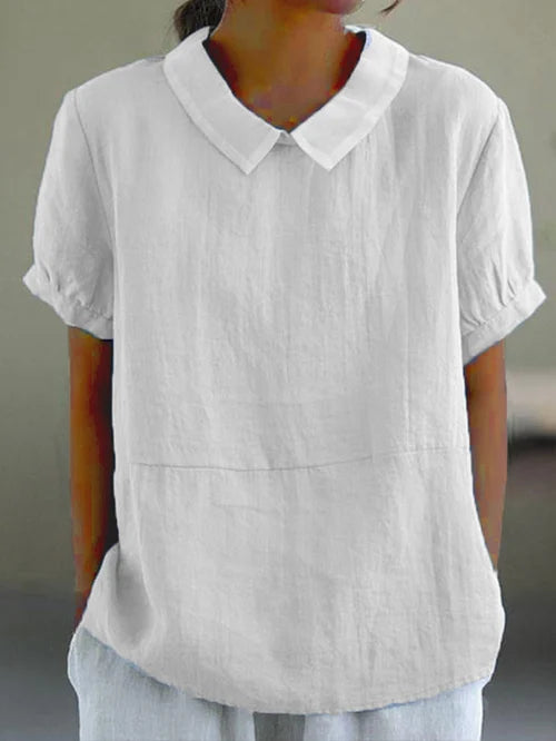 Elegant damebluse med Peter Pan krave, let design og perfekt til sommerdage, føles luftig.