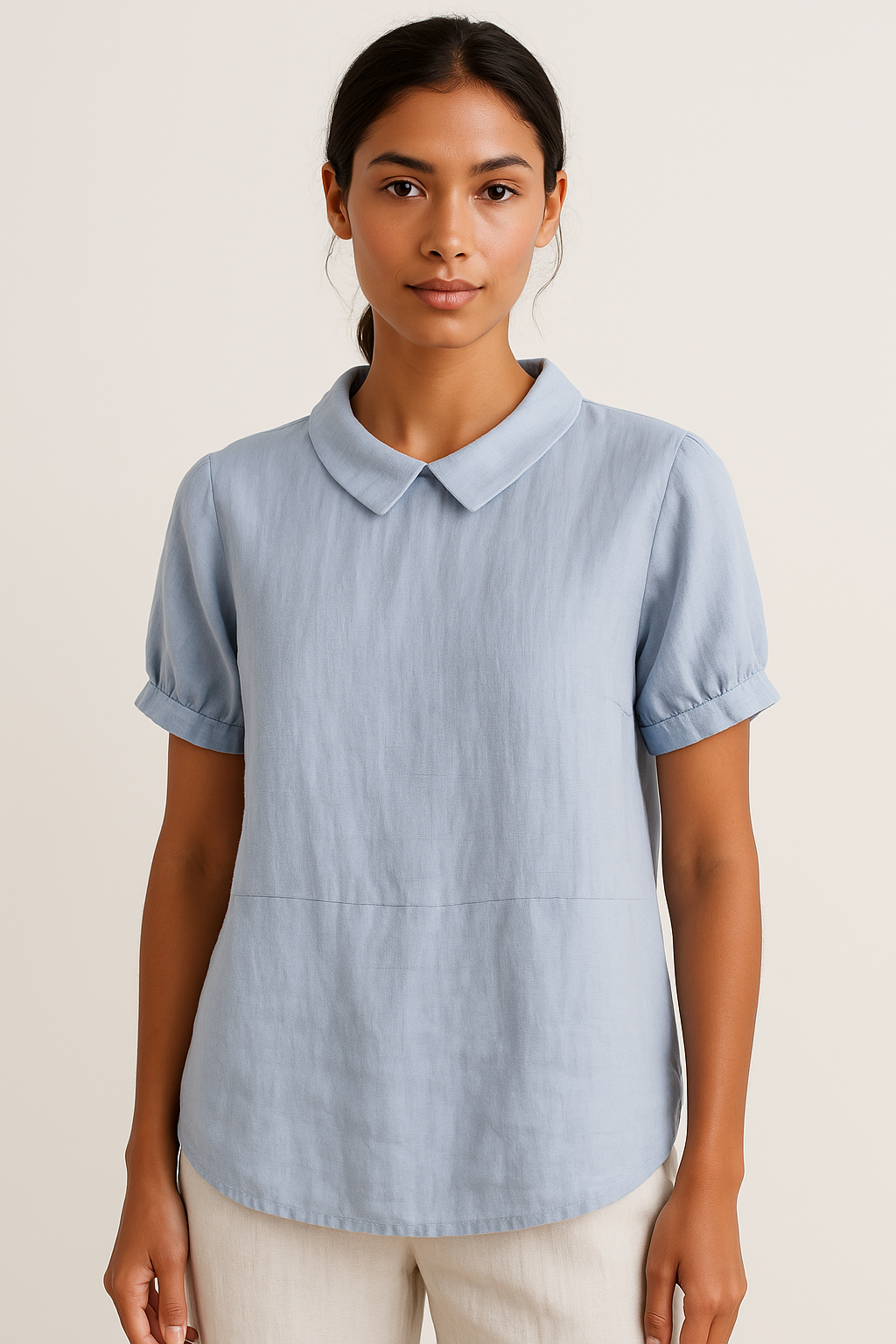 Elegant damebluse med Peter Pan krave, let design og perfekt til sommerdage, føles luftig.
