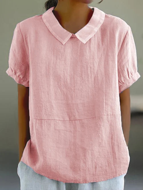 Elegant damebluse med Peter Pan krave, let design og perfekt til sommerdage, føles luftig.