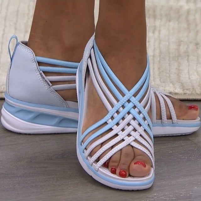 "Lilla ortopædiske stræk sandaler til kvinder med komfortabel polstret sål og moderne design, perfekt til enhver lejlighed."