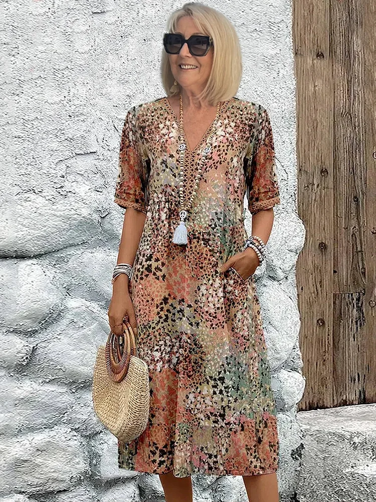 Elegant blomstret kjole til kvinder med livlige mønstre og feminin pasform.