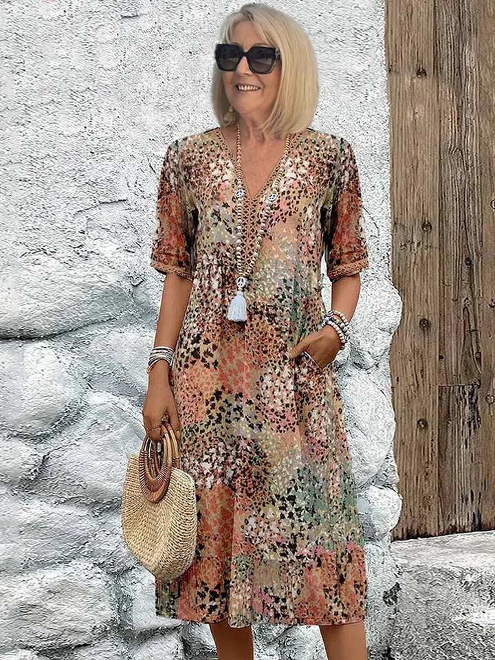 Elegant blomstret kjole til kvinder med livlige mønstre og feminin pasform.