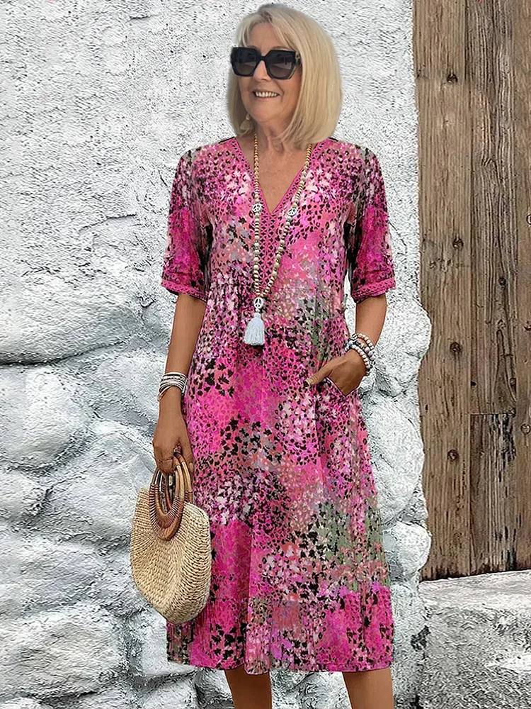 Elegant blomstret kjole til kvinder med livlige mønstre og feminin pasform.