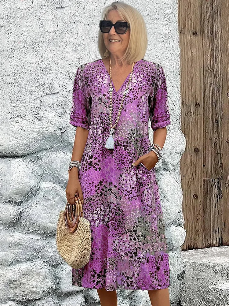 Elegant blomstret kjole til kvinder med livlige mønstre og feminin pasform.