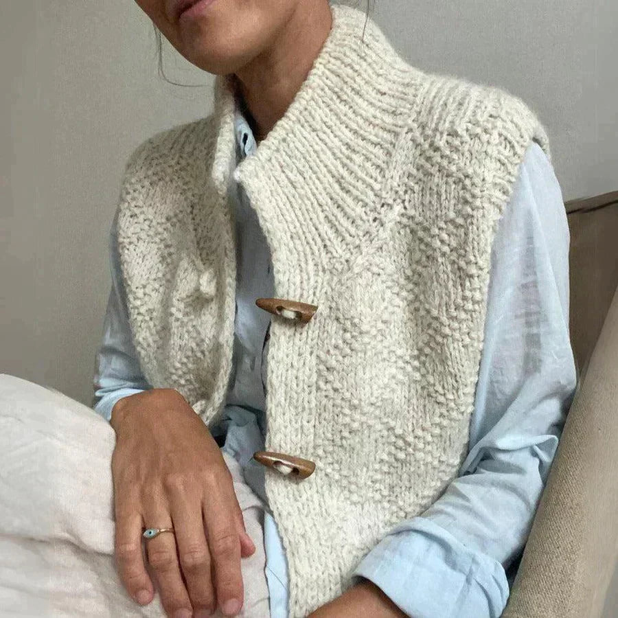 Elegant strikket vest med ærmeløst design, perfekt til lag-på-lag styling for både hverdag og særlige anledninger.