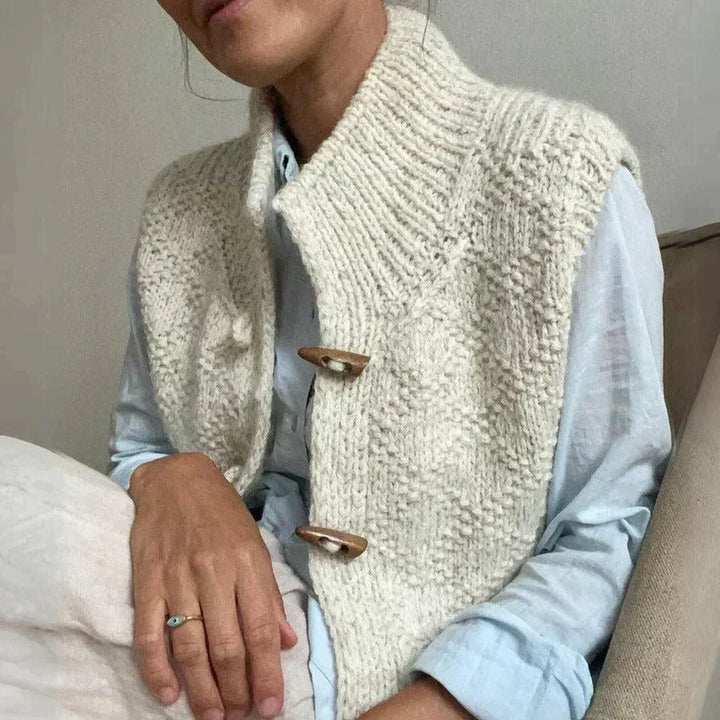 Elegant strikket vest med ærmeløst design, perfekt til lag-på-lag styling for både hverdag og særlige anledninger.