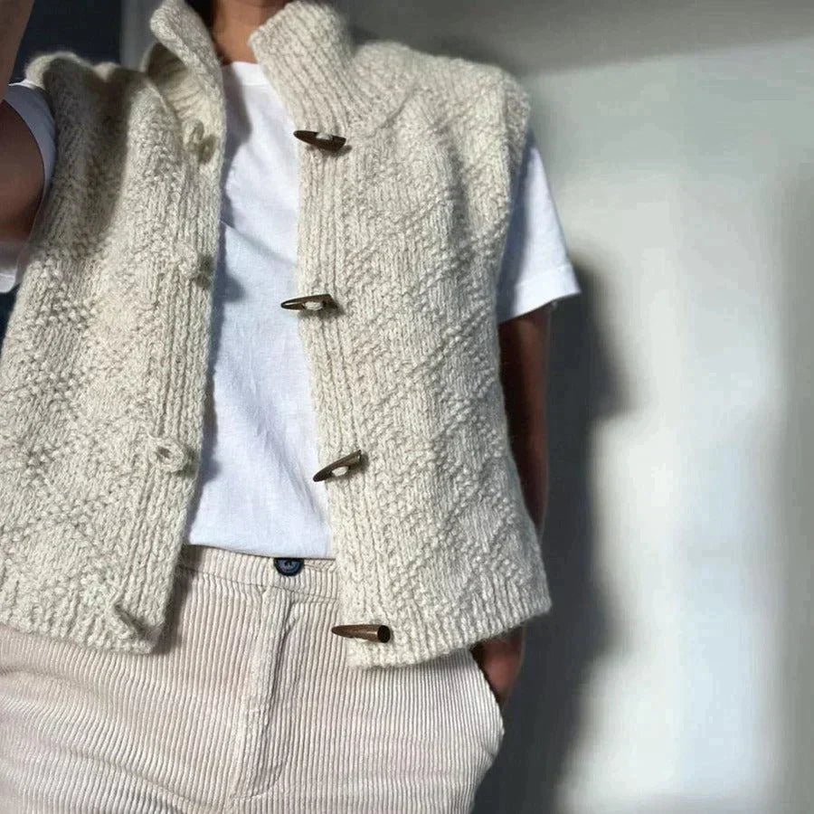 Elegant strikket vest med ærmeløst design, perfekt til lag-på-lag styling for både hverdag og særlige anledninger.