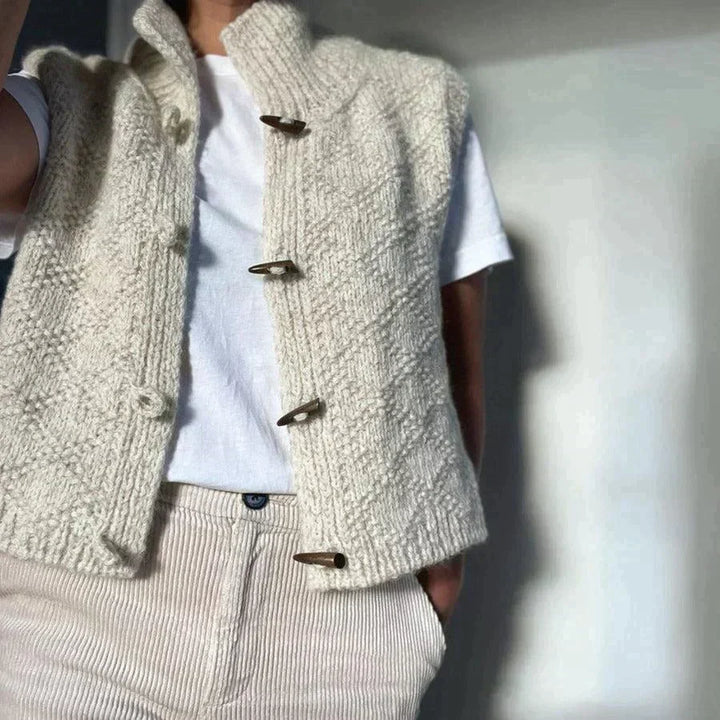 Elegant strikket vest med ærmeløst design, perfekt til lag-på-lag styling for både hverdag og særlige anledninger.