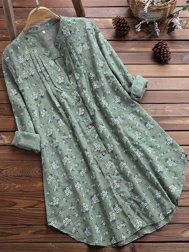 Let og luftig dameskjorte med et smukt blomsterprint, perfekt til varme sommerdage og en feminin fremtoning.