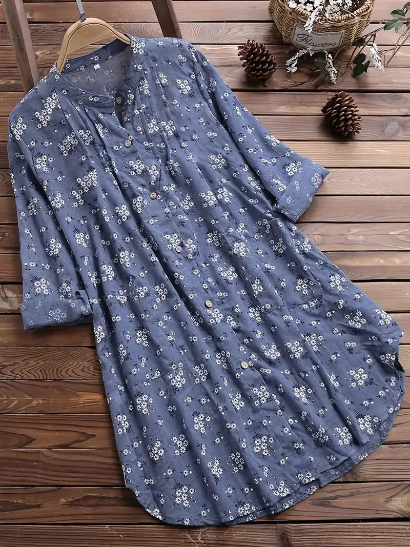 Let og luftig dameskjorte med et smukt blomsterprint, perfekt til varme sommerdage og en feminin fremtoning.