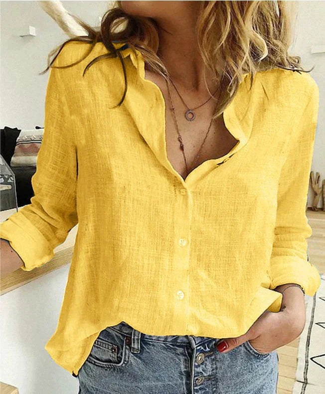 "Luftig sommerbluse til kvinder, charmerende fuglemotiv, mellemlange ærmer, lav halsudskæring, elegant design."