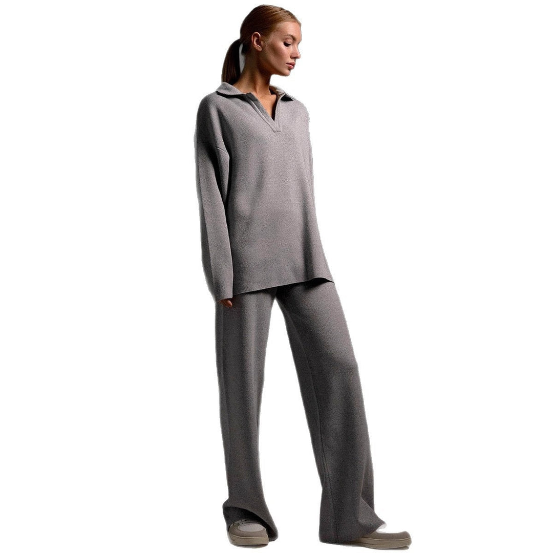 Kvindelig model iført et stilfuldt og komfortabelt lounge sæt, perfekt til afslapning derhjemme. Luksuriøst look.