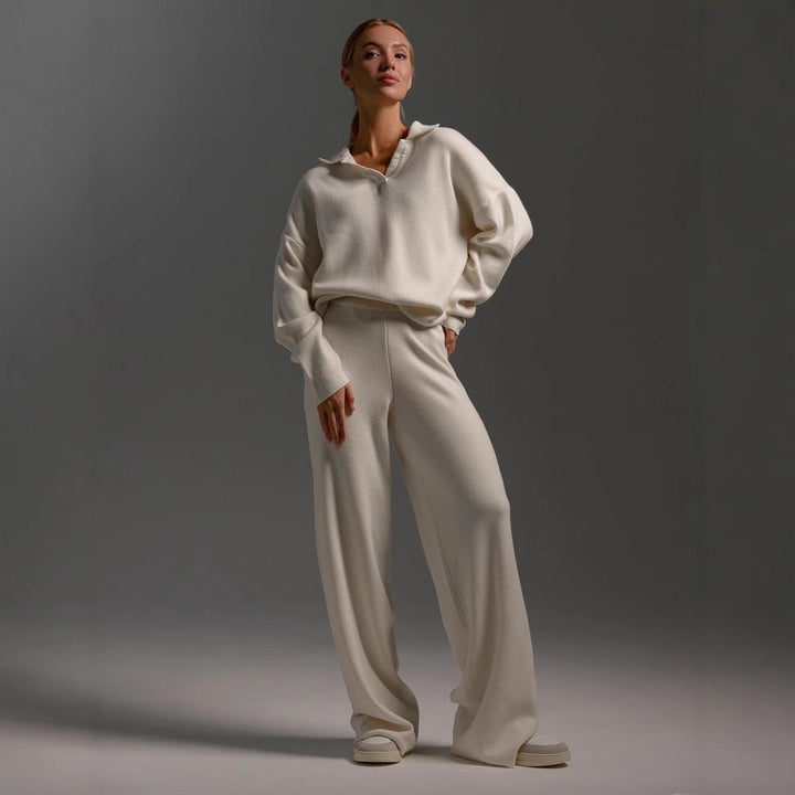 Stilfuldt og bekvemt lounge sæt til kvinder. Ideelt som luksuriøst hjemmetøj for afslappede stunder.