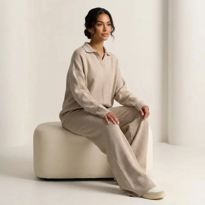 Afslappet lounge sæt til kvinder, skabt for hygge og komfort i hjemmet. Elegant og bekvemt hjemmetøj.