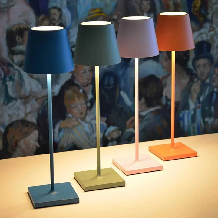 Luksuriøs trådløs bordlampe i moderne design, touch-styring og aluminium. Ideel til indendørs og udendørs brug.
