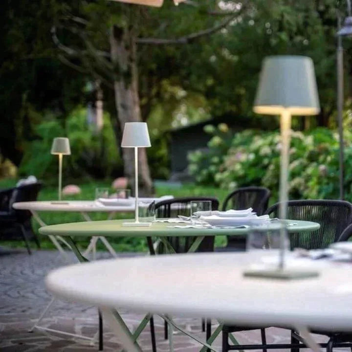 Luksuriøs trådløs bordlampe i moderne design, touch-styring og aluminium. Ideel til indendørs og udendørs brug.