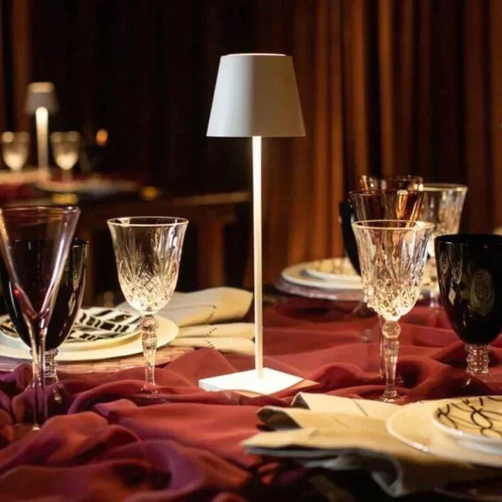 Luksuriøs trådløs bordlampe i moderne design, touch-styring og aluminium. Ideel til indendørs og udendørs brug.