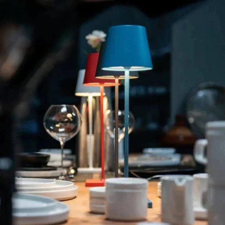 Luksuriøs trådløs bordlampe i moderne design, touch-styring og aluminium. Ideel til indendørs og udendørs brug.