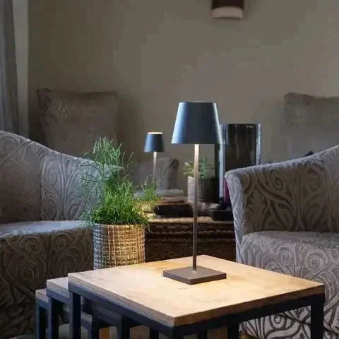 Luksuriøs trådløs bordlampe i moderne design, touch-styring og aluminium. Ideel til indendørs og udendørs brug.