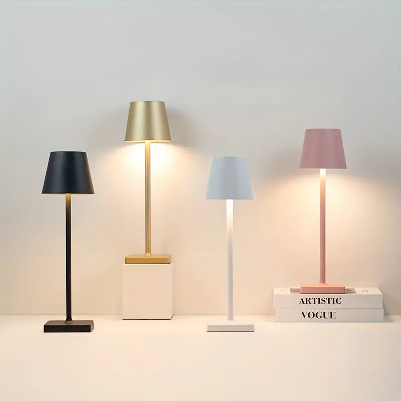 Luksuriøs trådløs bordlampe i moderne design, touch-styring og aluminium. Ideel til indendørs og udendørs brug.