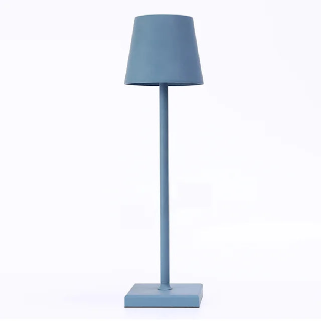 Luksuriøs trådløs bordlampe i moderne design, touch-styring og aluminium. Ideel til indendørs og udendørs brug.