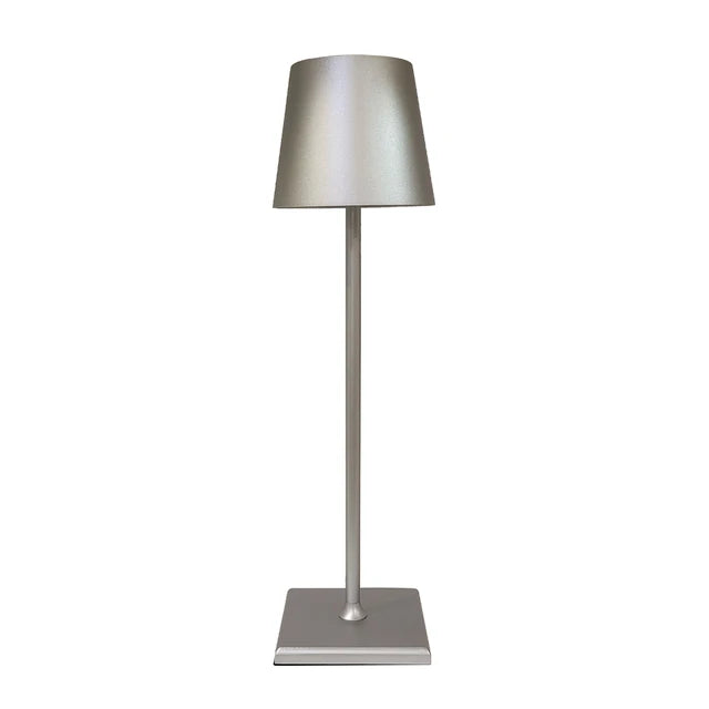 "Luksuriøs trådløs bordlampe i moderne design, touch-styring og aluminium. Ideel til indendørs og udendørs brug."