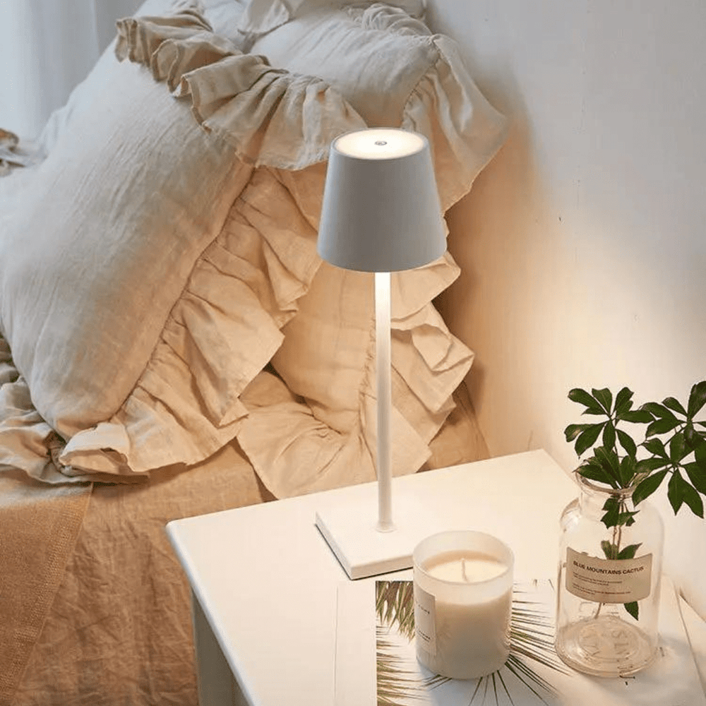 Luksuriøs trådløs bordlampe i moderne design, touch-styring og aluminium. Ideel til indendørs og udendørs brug.