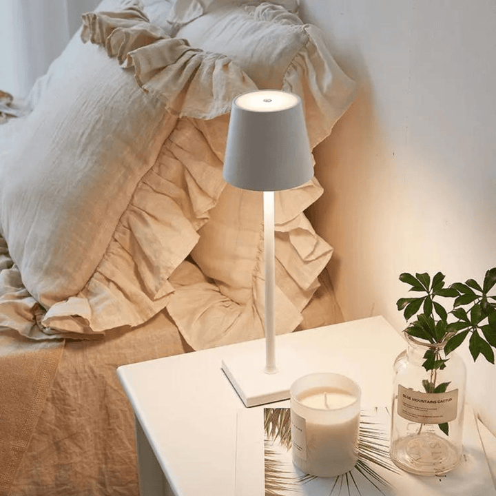 Luksuriøs trådløs bordlampe i moderne design, touch-styring og aluminium. Ideel til indendørs og udendørs brug.