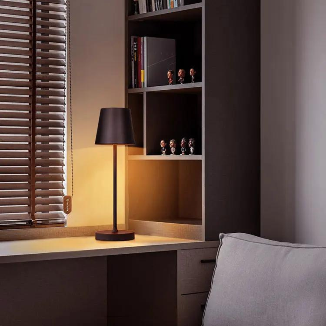 Luksuriøs trådløs bordlampe i moderne design, touch-styring og aluminium. Ideel til indendørs og udendørs brug.