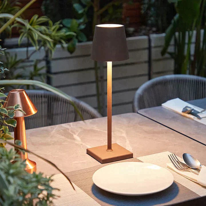 Luksuriøs trådløs bordlampe i moderne design, touch-styring og aluminium. Ideel til indendørs og udendørs brug.
