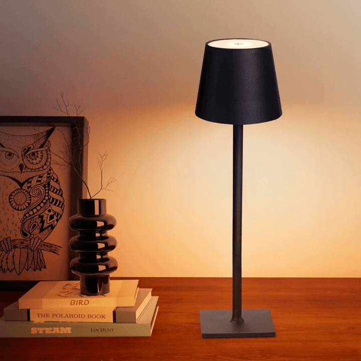 Luksuriøs trådløs bordlampe i moderne design, touch-styring og aluminium. Ideel til indendørs og udendørs brug.
