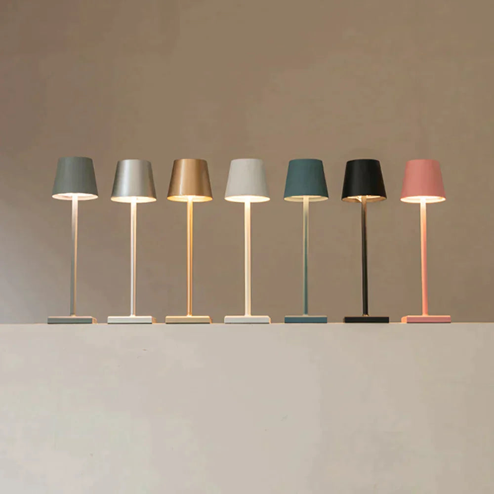 Luksuriøs trådløs bordlampe i moderne design, touch-styring og aluminium. Ideel til indendørs og udendørs brug.
