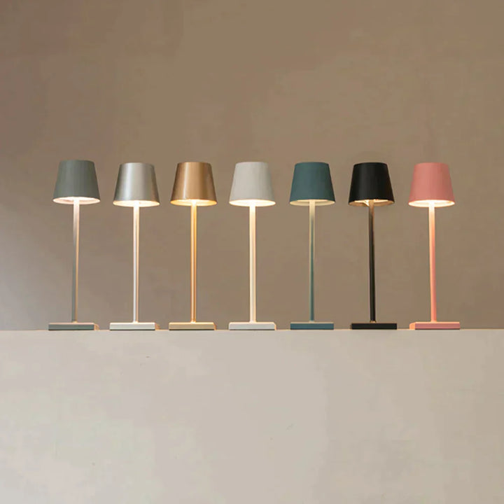 Luksuriøs trådløs bordlampe i moderne design, touch-styring og aluminium. Ideel til indendørs og udendørs brug.