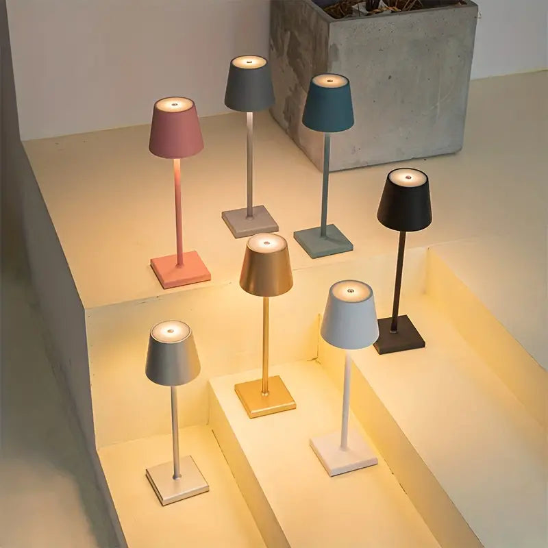Luksuriøs trådløs bordlampe i moderne design, touch-styring og aluminium. Ideel til indendørs og udendørs brug.