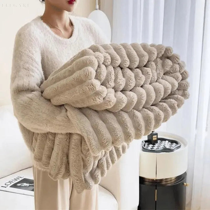 "Luksuriøst plysset fleece tæppe i blød beige. Perfekt til sofa eller seng for ekstra varme og hygge, fås i flere størrelser.