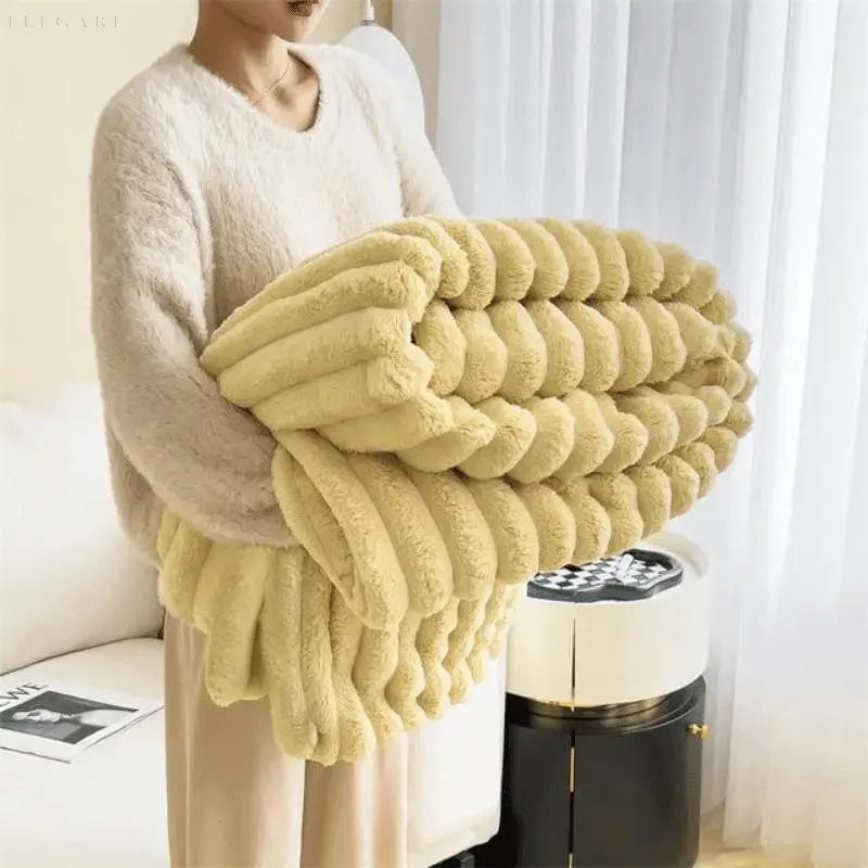 "Luksuriøst plysset fleece tæppe i blød beige. Perfekt til sofa eller seng for ekstra varme og hygge, fås i flere størrelser.