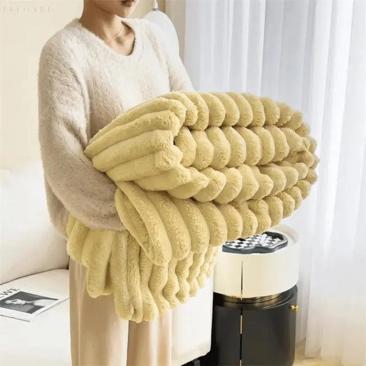 "Luksuriøst plysset fleece tæppe i blød beige. Perfekt til sofa eller seng for ekstra varme og hygge, fås i flere størrelser.