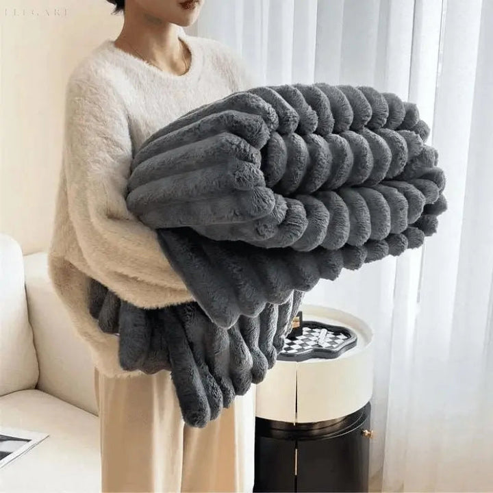 "Luksuriøst plysset fleece tæppe i blød beige. Perfekt til sofa eller seng for ekstra varme og hygge, fås i flere størrelser.