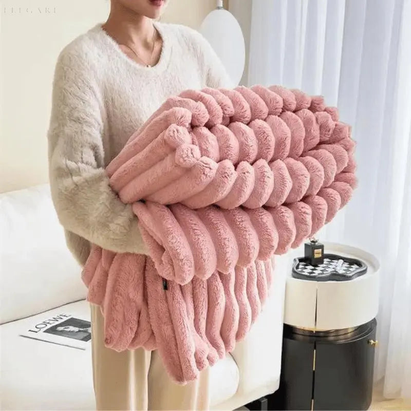 "Luksuriøst plysset fleece tæppe i blød beige. Perfekt til sofa eller seng for ekstra varme og hygge, fås i flere størrelser.