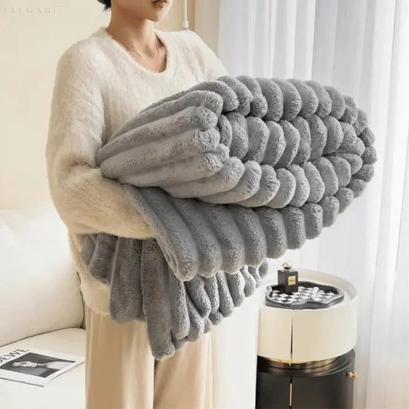 "Luksuriøst plysset fleece tæppe i blød beige. Perfekt til sofa eller seng for ekstra varme og hygge, fås i flere størrelser.