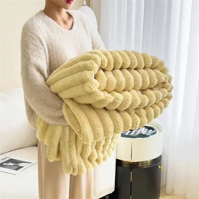 "Luksuriøst plysset fleece tæppe i blød beige. Perfekt til sofa eller seng for ekstra varme og hygge, fås i flere størrelser.